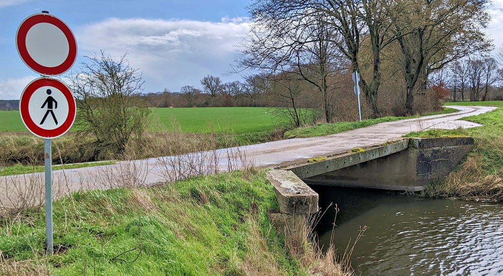 Butterhorst und Karritz trennen nur gut vier Kilometer. Doch weil an der gut vier Meter breiten Mildebrücke, die beide Orte jahrzehntelang verband, ein Geländer fehlt, darf diese nicht mehr genutzt werden. Für Radfahrer und Fußgänger bedeutet dies einen riesigen Umweg. Das sorgt für Unmut und Unverständnis.