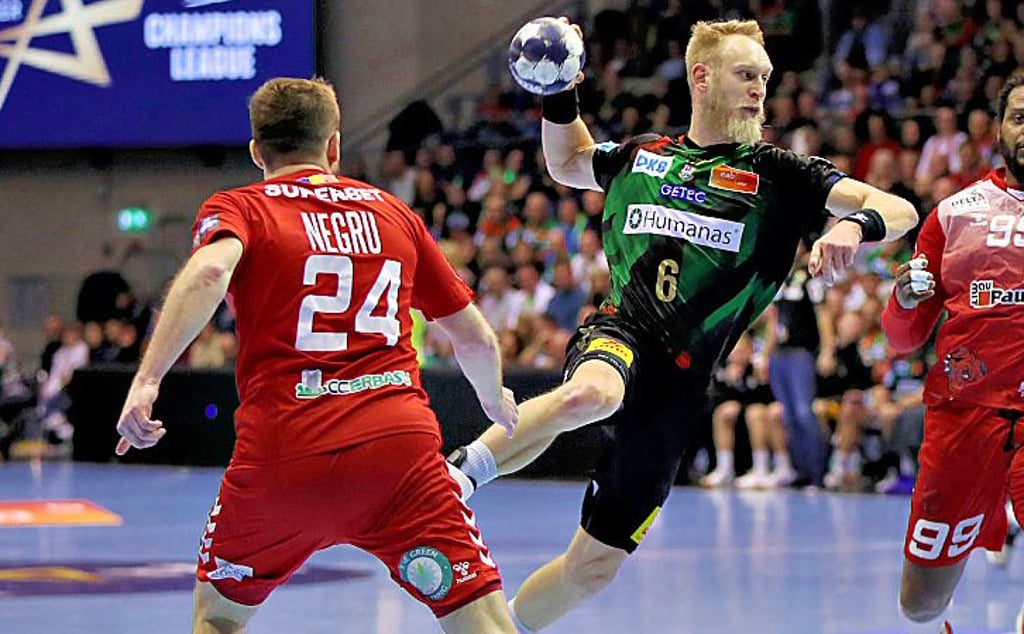 Matthias Musche beim Wurf im letzten Gruppenspiel des SC Magdeburg gegen Dinamo Bukarest.