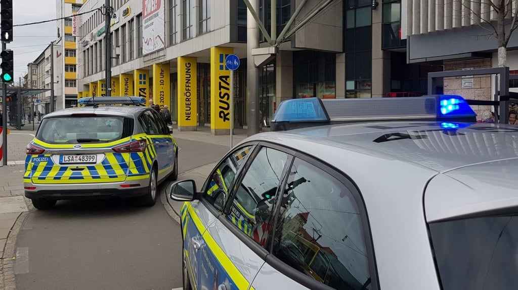Die Polizei sichert das Rathauscenter in Dessau.