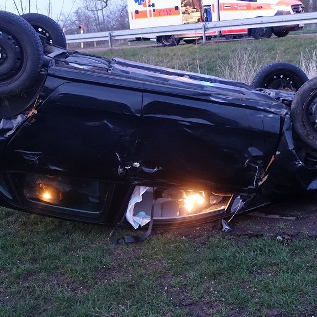 Polizei Unfall in der Börde Auto überschlägt sich mehrfach