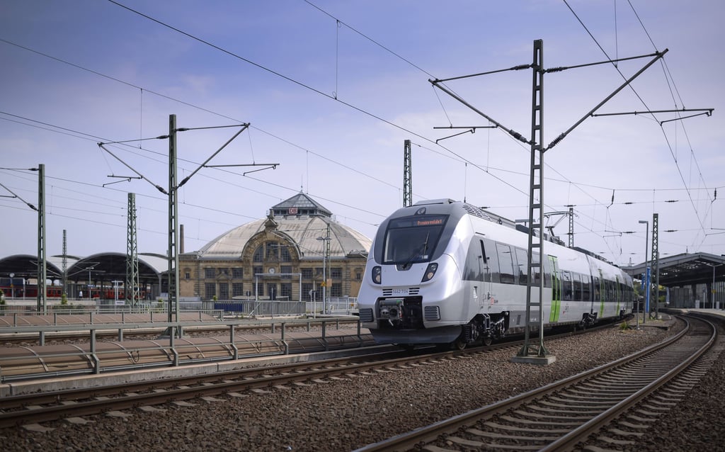 Ein S-Bahn-Zug im Hauptbahnhof von Halle. Sachsen-Anhalt will das Netz deutlich ausbauen.