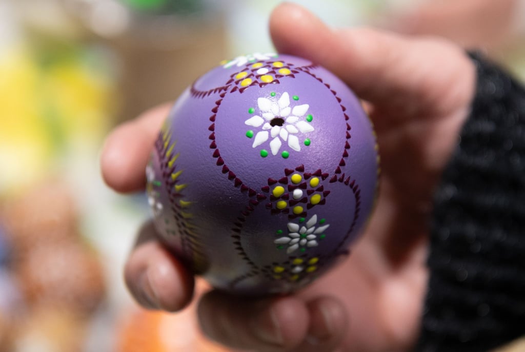 Selbst das Löchlein lässt sich verschönern - am besten mit weißem Wachs. So fallen kleine Absplitterungen kaum auf.