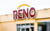 Laut Unternehmensangaben betreibt der Schuhändler Reno rund 180 Filialen mit etwa 1.000 Mitarbeitenden.