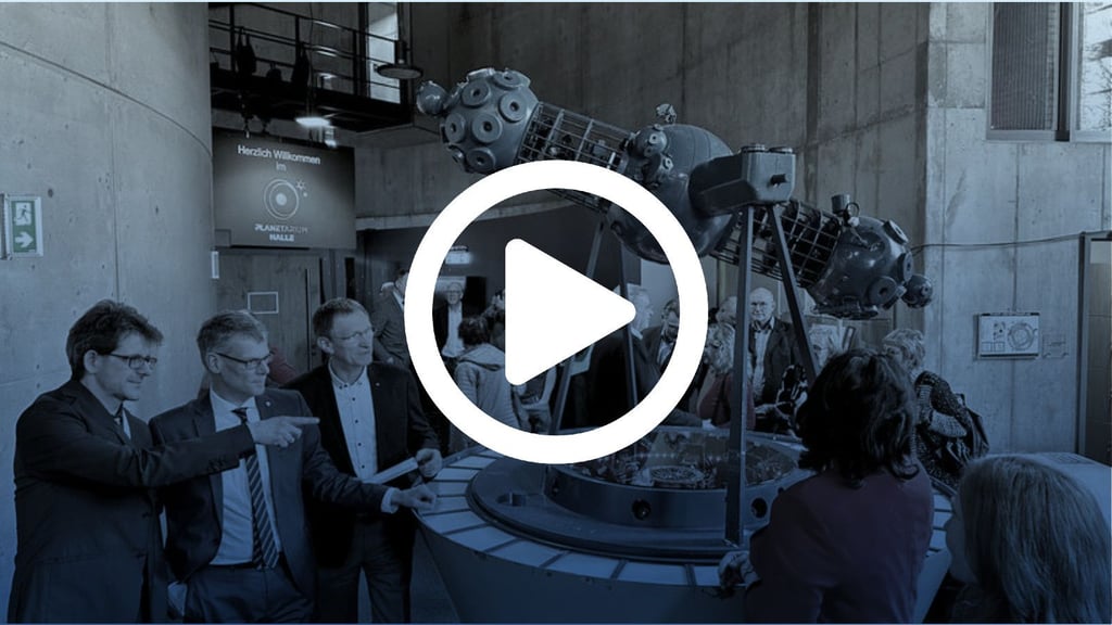 Astronaut Klaus-Dietrich Flade (Dritter von links) war Ehrengast bei der Eröffnung des Planetariums in Halle. 1992 war der Bayer ins All geflogen. Mit Planetariumsleiter Dirk Schlesier (links) und Bürgermeister Egbert Geier schaute er sich den alten Projektor an, der im alten Planetarium auf der Peißnitz stand und jetzt ein Ausstellungsstück ist.
