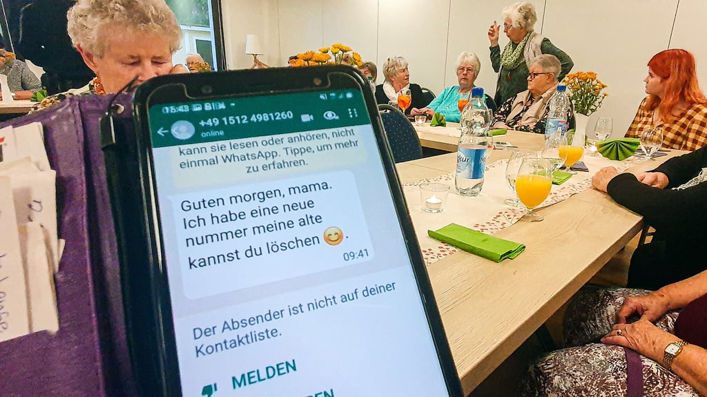 Kontakt per WhatsApp: Immer subtiler werden die Maschen, mit denen Betrüger auch Menschen im Salzlandkreis um ihr Geld bringen.