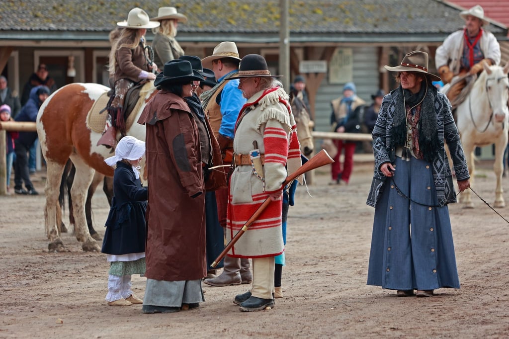 Darsteller spielen in der Westernstadt Pullman City Harz in Hasselfelde bei einer Westernshow.