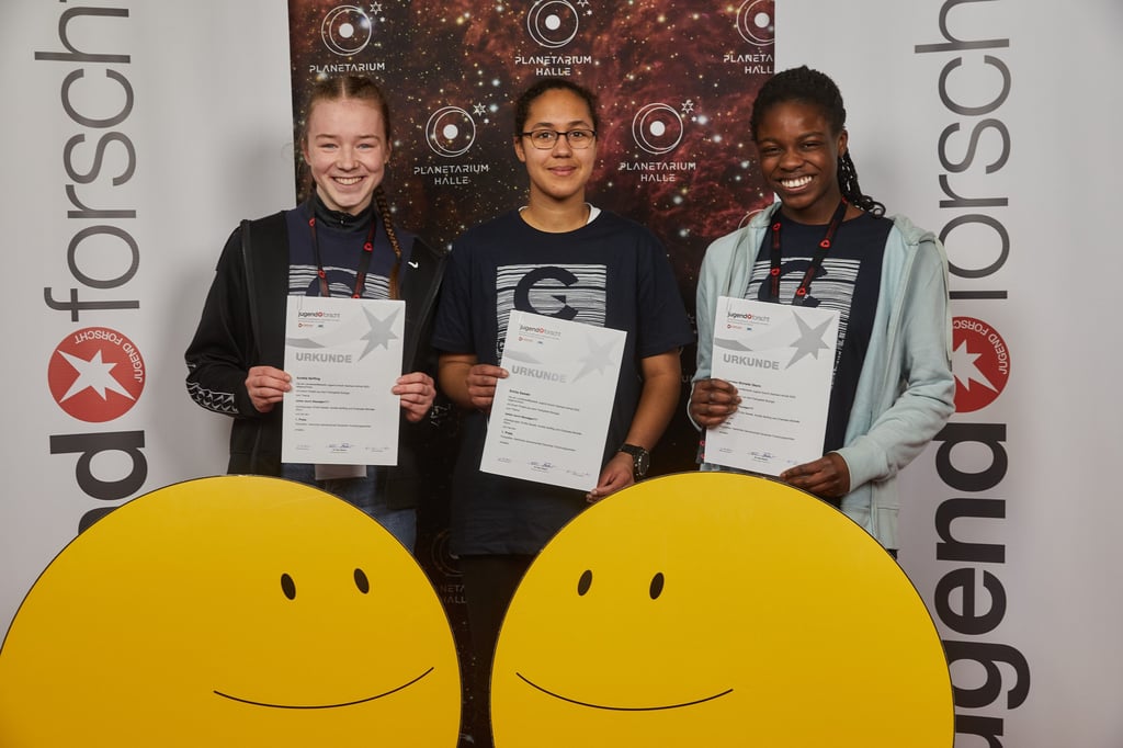 Aurelia Serfling, Emilia Sawaki und Chiamaka Michelle Okoro (von links) haben sich mit Blaualgen auseinandergesetzt.