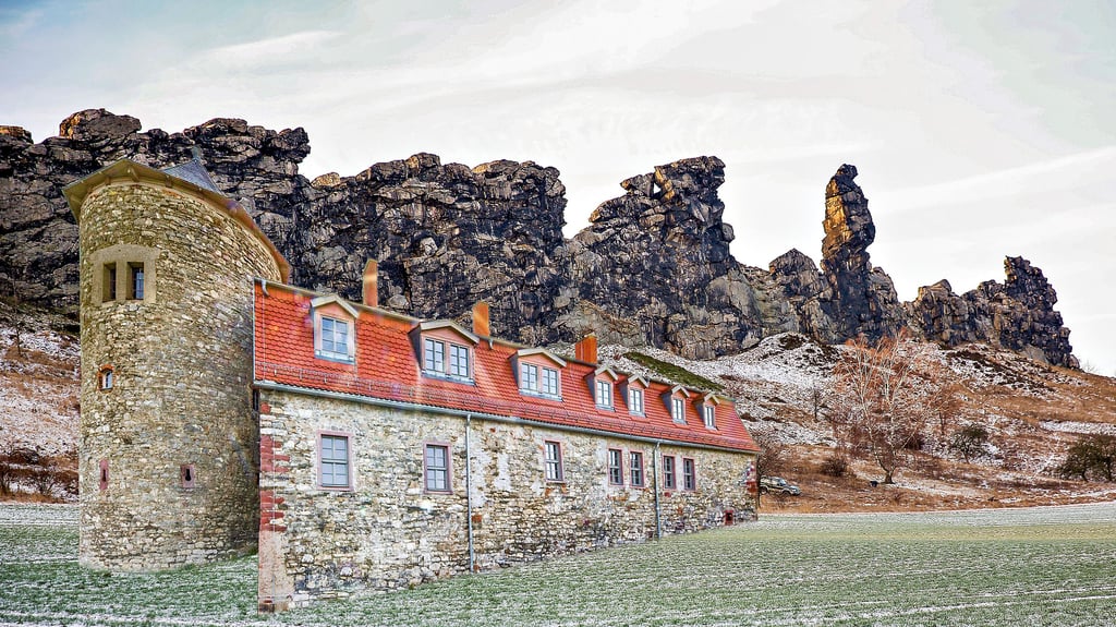 Die Teufelsmauer in Harzgerode – wer kennt sie nicht? Eine beliebte Adresse für Urlauber: das Schlosshotel.