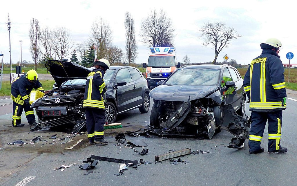 Die Beifahrerin im VW wurde bei dem Unfall verletzt.