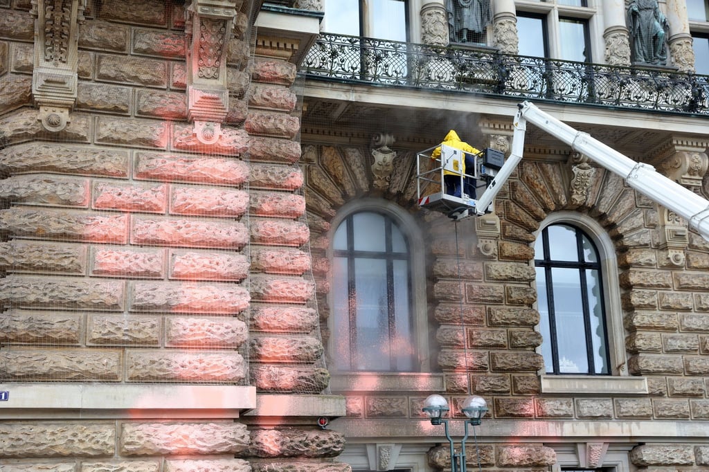 Mit einem Dampfstrahler wird die Fassade des Hamburger Rathauses gereinigt.
