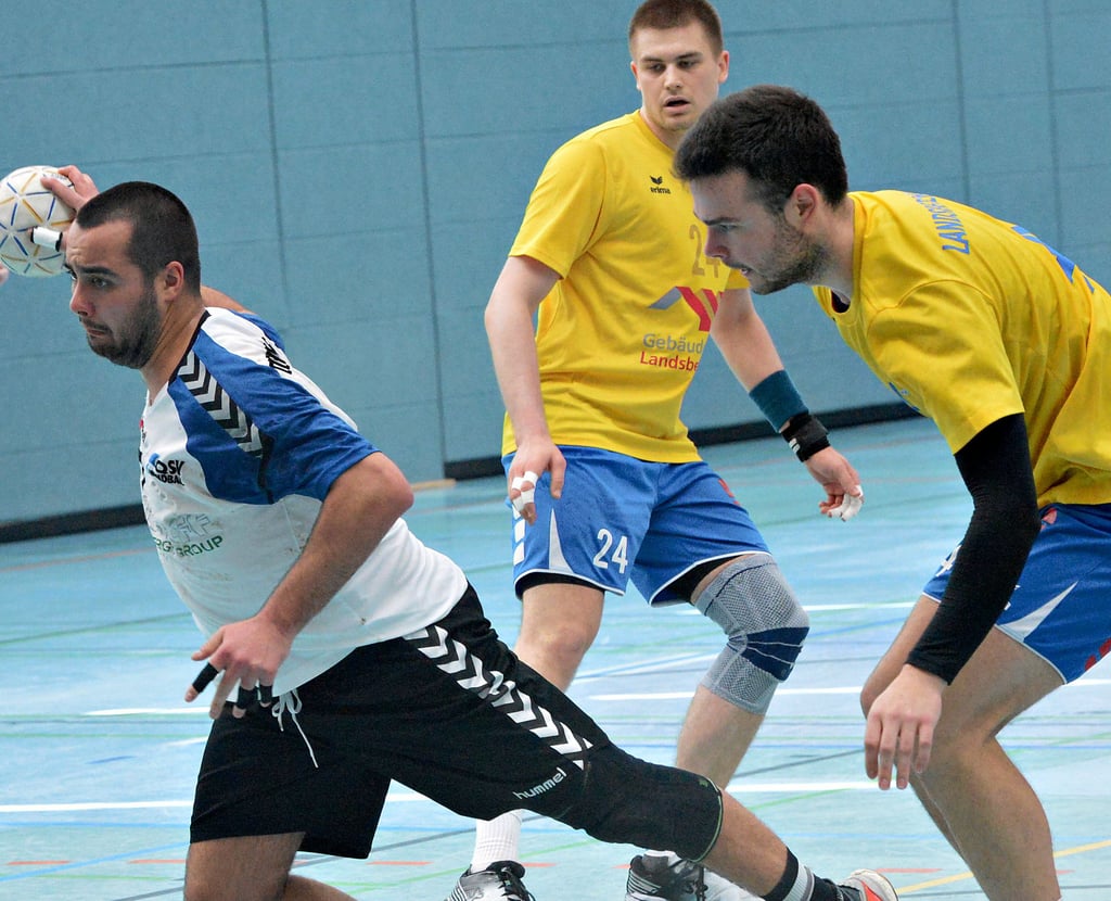 Quedlinburgs Kreisläufer Fabian Sorkalle löst sich vom Mittelblock des Landsberger HV um Robin Rücker (Nummer 24) und holt zum Wurf aus. Dem QSV-Spieler gelangen im Heimspiel zwei Treffer in der Bodelandhalle.