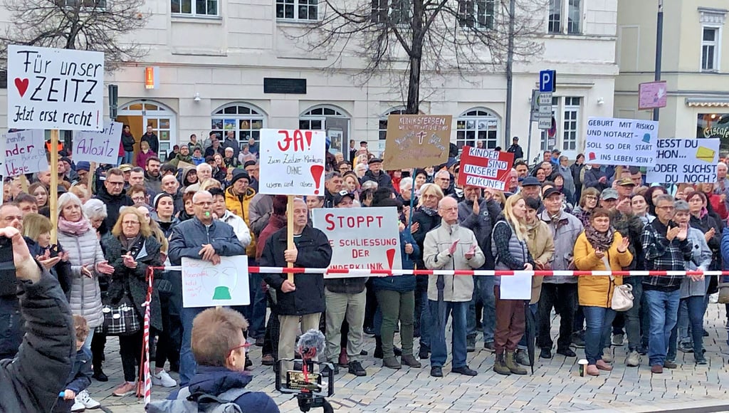 Zwei Protestkundgebungen fanden in Zeitz gegen die geplante Schließung der Geburtshilfe und Kinderstation im Zeitzer SRH-Klinikum statt. Rund 1.000 Teilnehmer kamen jeweils. Eine Online-Petition wurde 10.000-mal unterschrieben: Die Zeitzer haben für ihr Klinikum gekämpft und verloren.