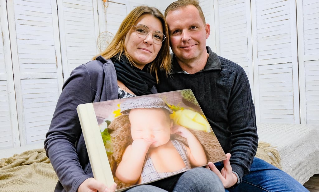 Katrin und Sascha Liedtke haben in der Lieblingsecke des Fotostudios in Jessen Platz genommen.