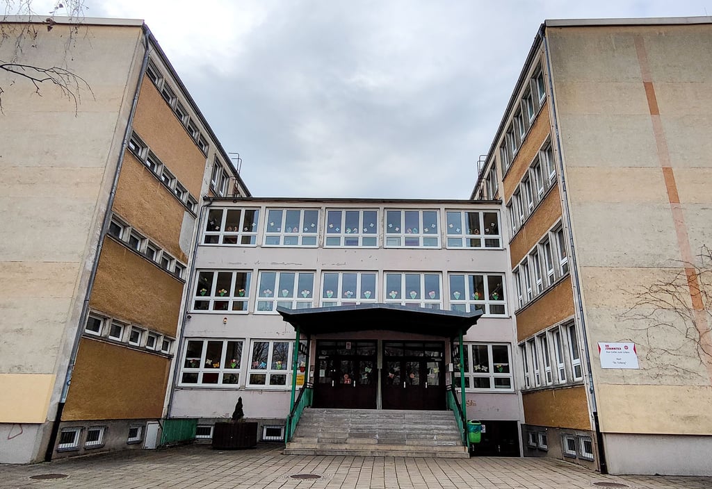 Der Eingang zur Grundschule Dr.-Tolberg in der Wilhelm-Hellge-Straße 77 in Schönebeck. In einigen Klassenräumen regnet es nach Angaben der Eltern rein, es soll sich bereits Schimmel gebildet haben.