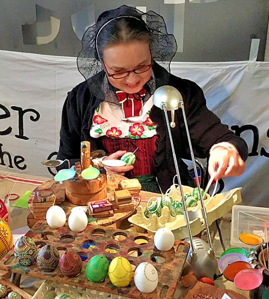 Heidemarie Höft und ihre Familie beherrschen die traditionelle Handwerkskunst der sorbischen Ostereiermalerei.