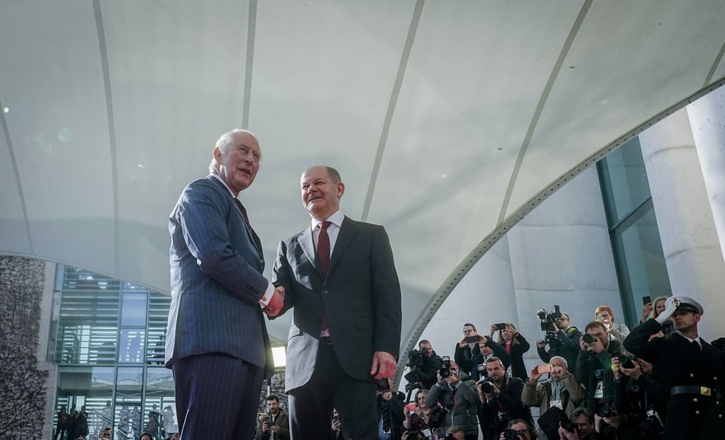 Bundeskanzler Olaf Scholz (r, SPD) empfängt König Charles III. vor dem Bundeskanzleramt.