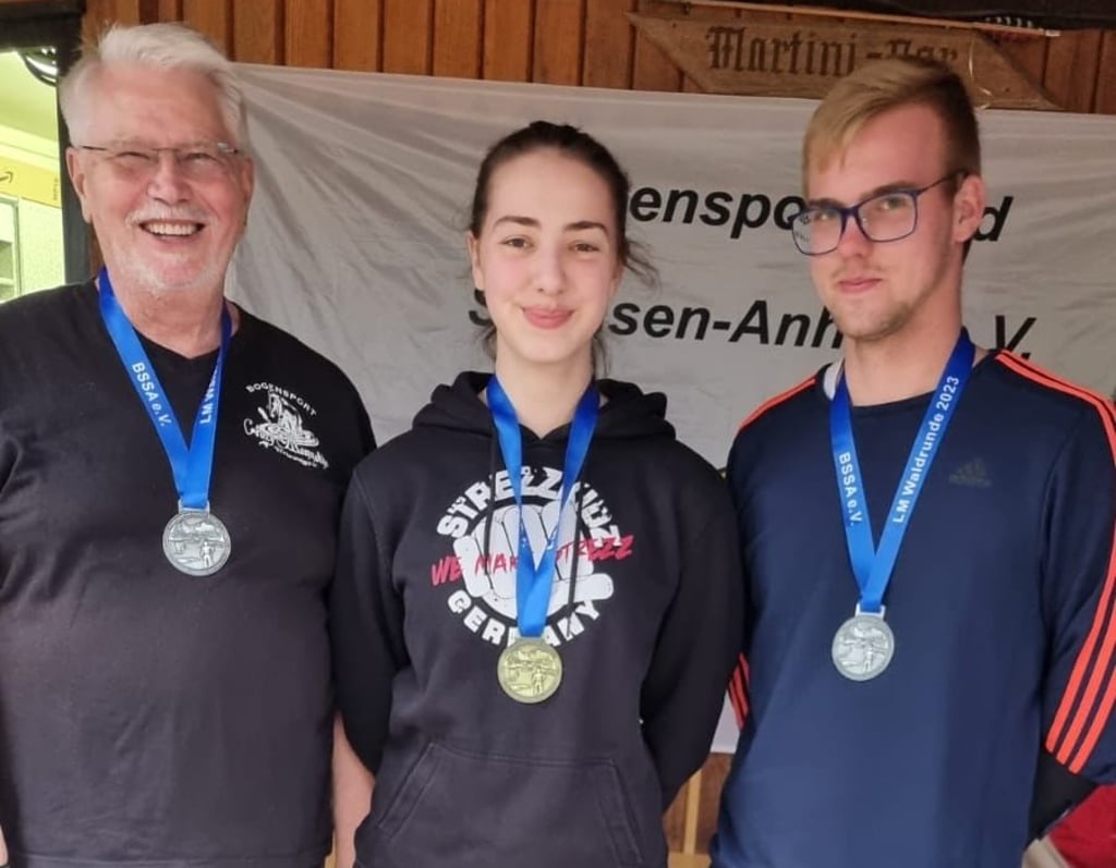 Die erfolgreichen Bogenschützen der Crazy Mammoths: Edgar-Peter Rühl, Melissa Leneke und Eric Schwarz.