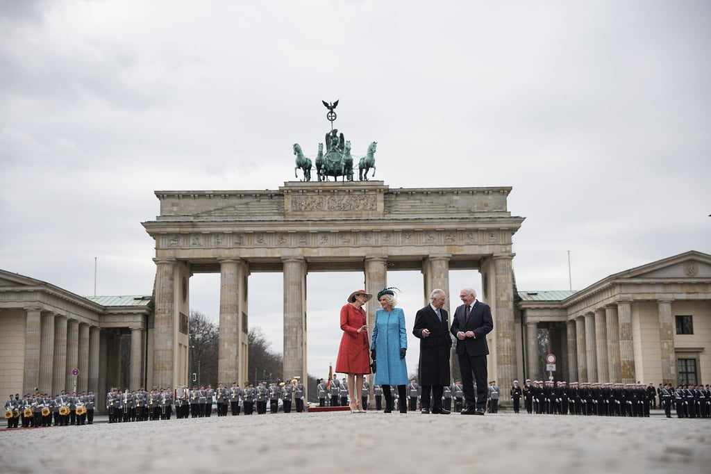 König Charles III. von Großbritannien (2.v.r) und Königsgemahlin Camilla (2.v.l) werden am Brandenburger Tor von Bundespräsident Frank-Walter Steinmeier und seiner Frau Elke Büdenbender mit militärischen Ehren begrüßt.
