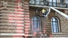 Mit einem Dampfstrahler wird die Fassade des Hamburger Rathauses gereinigt.