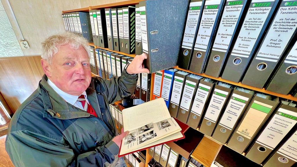 Roland Halang hat mit den Mitgliedern des Ilberstedter Heimatvereins alle Zeitungsartikel, Informationen und Urkunden in der „Neuen Schule“ chronologisch geordnet.