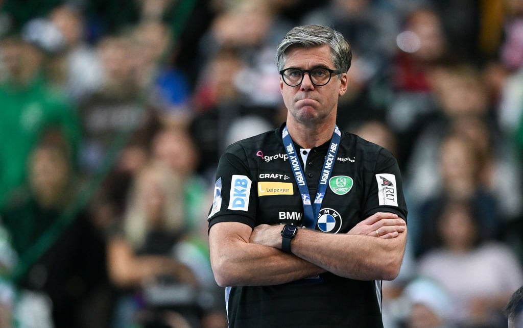Trainer Rúnar Sigtryggsson steht im Stadion.