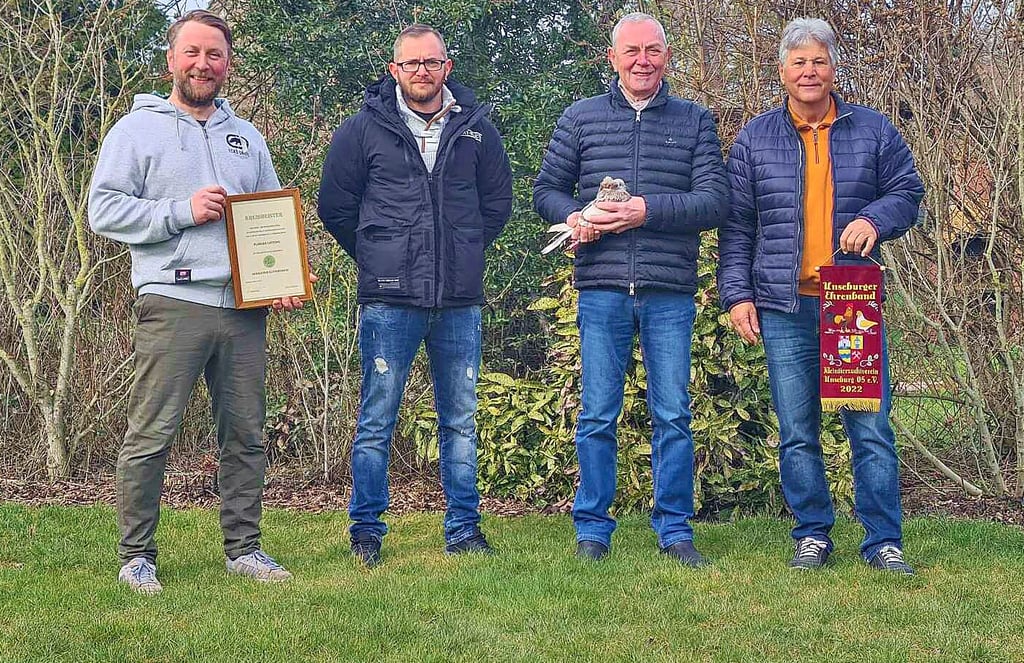 Die preisgekrönten Mitglieder: Ronald Steidl, Deutscher Meister; Markus Krause, Landesmeister; Joachim Lotzing (2.v.r.), Bundessieger und Florian Lotzing (l.), Kreismeister.