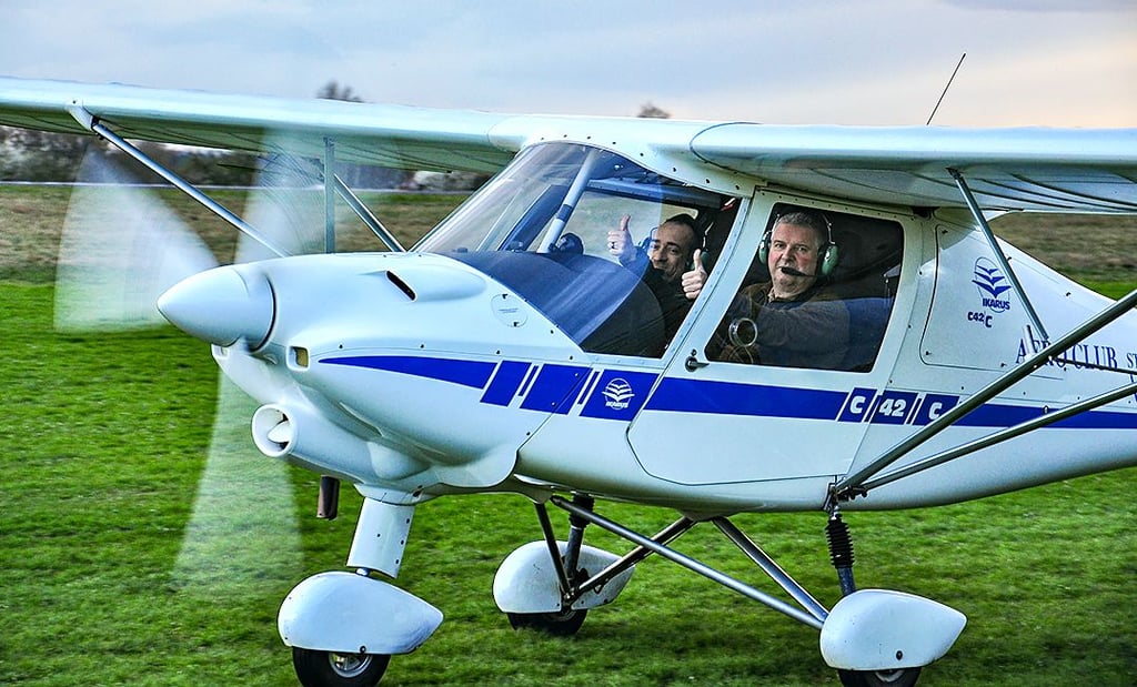 Matthias Jahn (rechts) führt mit Thomas Lötsch (zweiter Vertreter des Landrates) die erste Landung auf der frisch sanierten Grasbahn am Flugplatz Stendal-Borstel aus.