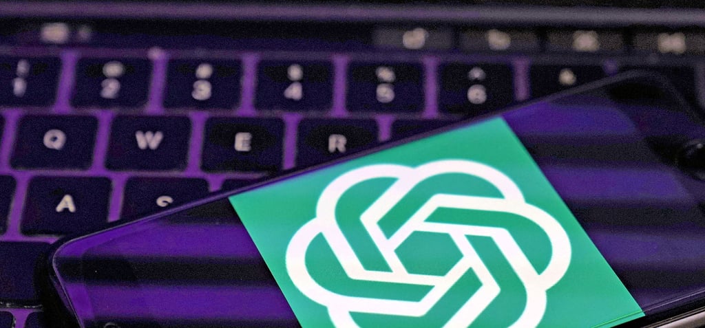 Das Logo von OpenAI, dem Hersteller von ChatGPT, wird auf dem Bildschirm eines Smartphones angezeigt. Über Wanzleben kann die Software einiges herausfinden. Sogar einen Witz zu Wanzleben hat sie auf Lager.