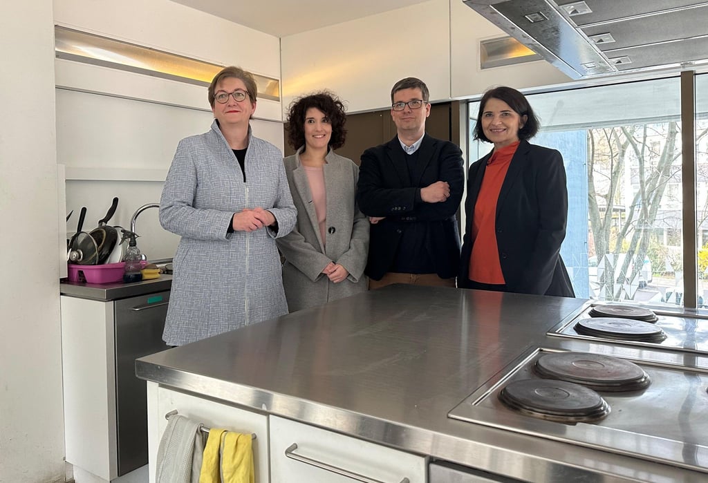 Bundesbauministerin Klara Geywitz (v.l.n.r.) besucht ein Studentenwohnheim in Berlin und posiert mit Julia Böhnke von der Gewerkschaft Verdi, Matthias Anbuhl, Vorstandschef Deutsches Studierendenwerk, und Petra Mai-Hartung, Geschäftsführerin Studierendenwerk Berlin, für ein Foto.