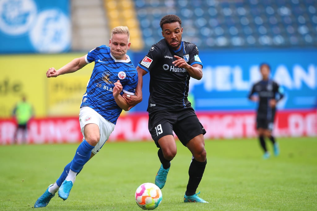 Feierte zuletzt seine Rückkehr im Trikot des 1. FC Magdeburg: Leon Bell Bell (r.). Der Verteidiger trifft mit Blau-Weiß auf Kai Pröger und Hansa Rostock. Im Hinspiel gab es eine 1:3-Niederlage.