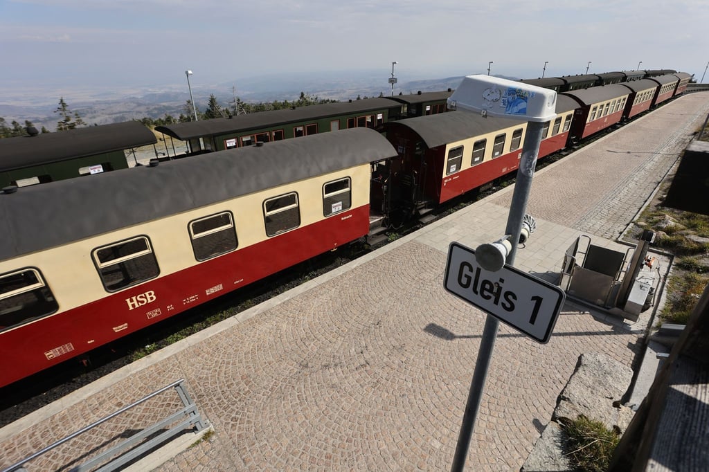 Wagons der Harzer Schmalspurbahn HSB stehen auf dem Bahnhof Brocken.