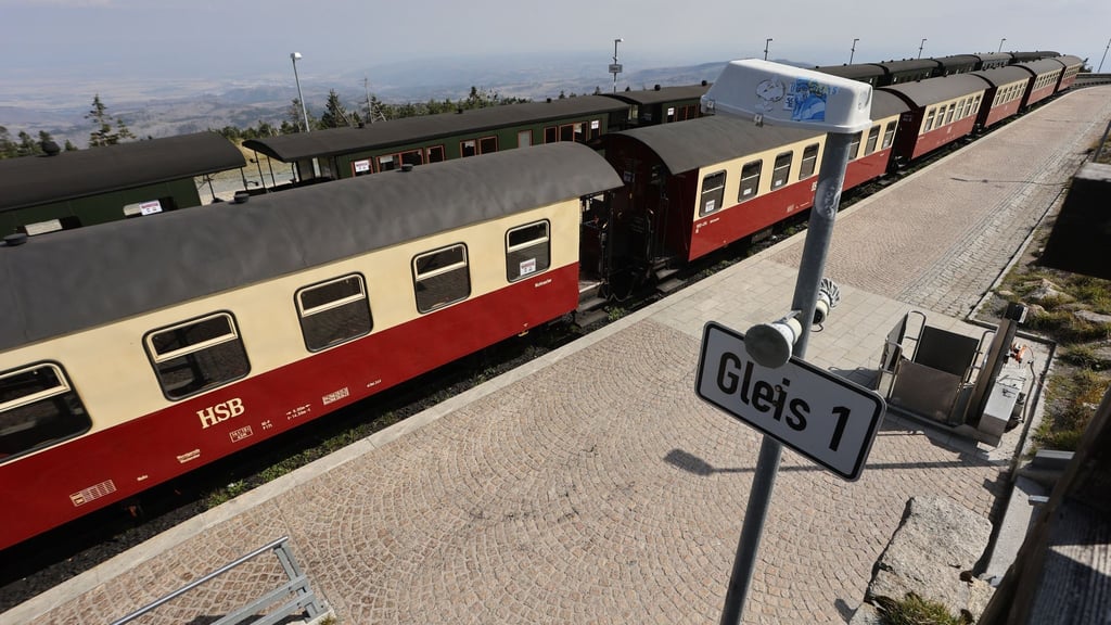 Wagons der Harzer Schmalspurbahn HSB stehen auf dem Bahnhof Brocken.