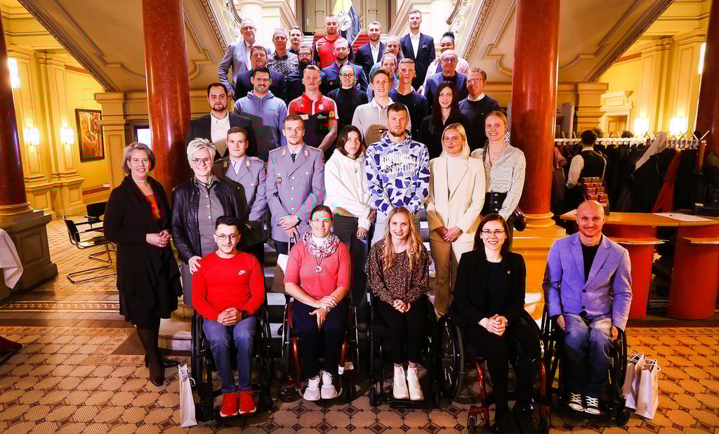 Athleten aus dem Team, ihre Trainer sowie ihre Gäste aus anderen Vereinen oder gar Nationen, die am Bundesstützpunkt in Magdeburg für ihre sportlichen Ziele arbeiten, kamen gestern im Palais am Fürstenwall zusammen (von oben 1. Reihe v. l.): OSP-Chef Helmut Kurrat, Mark Zabel, Philipp Becker, Michael Müller, Lukas Mertens, Philipp Weber, (2. Reihe v. l.) Timo Hoffmann, Lars Levsen, Moritz Florstedt, Katja Schreiber, Shanice Craft, (3. Reihe v. l.) Erik Thiele, Rob Muffels, Laura Riedemann, Schwimmerin Celine Rieder (Neckarsulm), Florian Wellbrock, Norbert Warnatzsch, Bernd Berkhahn (4. Reihe v. l.) Sebastian Vollmer, Lukas Märtens, Miriam Buttgereit, (5. Reihe v. l.) Sportministerin Tamara Zieschang, LSB Präsidentin Silke Renk-Lange, Moritz Wesemann, Timo Barthel, Leichtathletin Maryna Bekh-Romantschuk, Schwimmer Mychajlo Romantschuk (beide Ukraine), Sharon van Rouwendaal (Niederlande), Isabel Gose sowie (u. v. l.) Para-Kanute Anas Al Khalifa, Anja Adler, Johanna Pflügner, Daniela Cierpka und Jens Sauerbier.