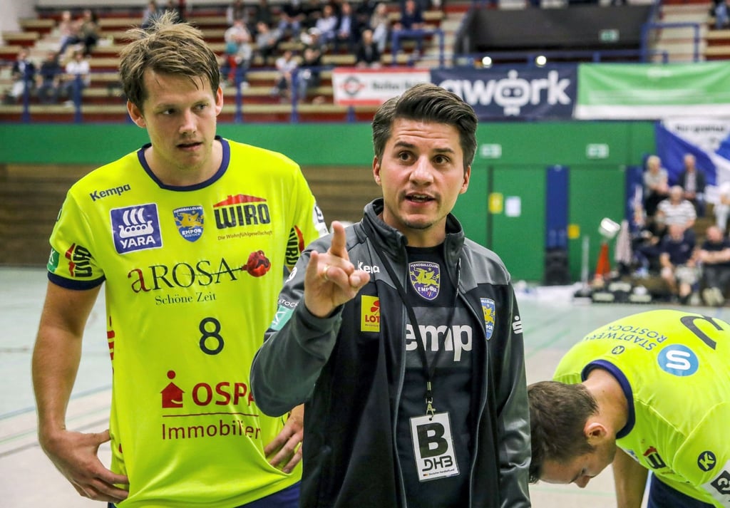Trainer Till Wiechers (M) spricht.