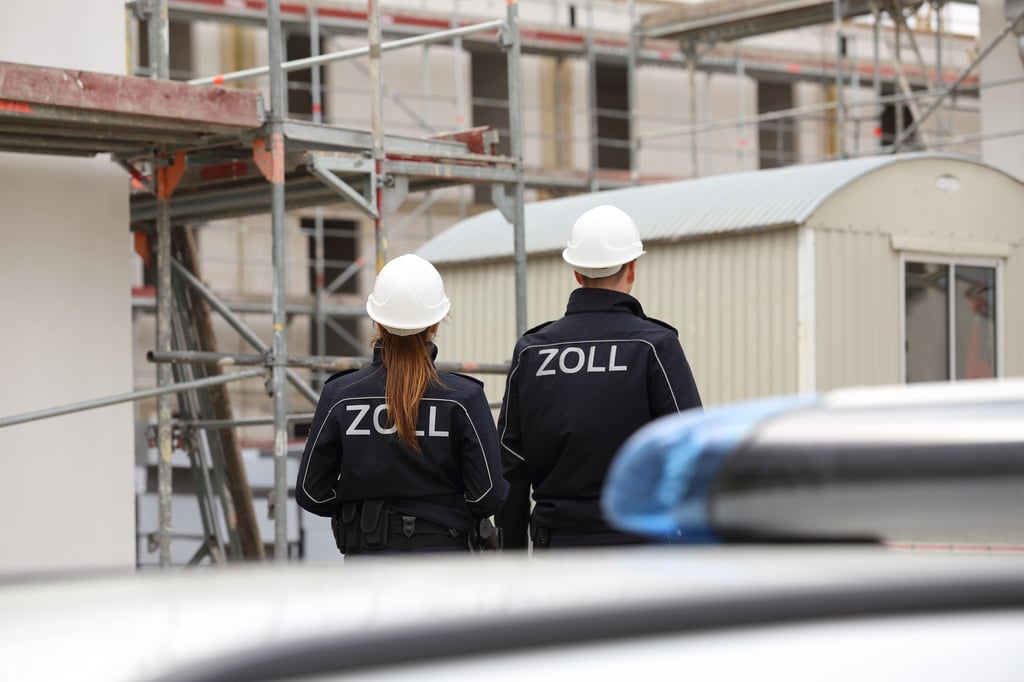 Der Zoll hat am Donnerstag mehrere Wohn- und Geschäftsräume einer Leipziger Baufirma durchsucht.