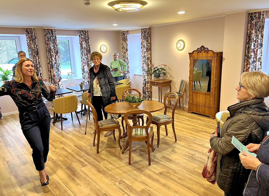 Nach mehrjähriger Sanierung wurde in Friedersdorf der Veranstaltungszentrum Stern eröffnet – Juliane Heidrich (l.) im Gespräch.