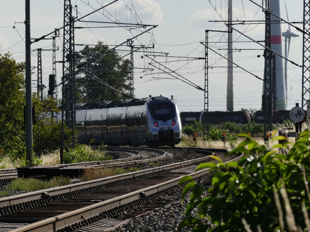 Statt nur links nach Großkorbetha sollen die Züge hier bei Spergau künftig auch rechts nach Merseburg abbiegen können.