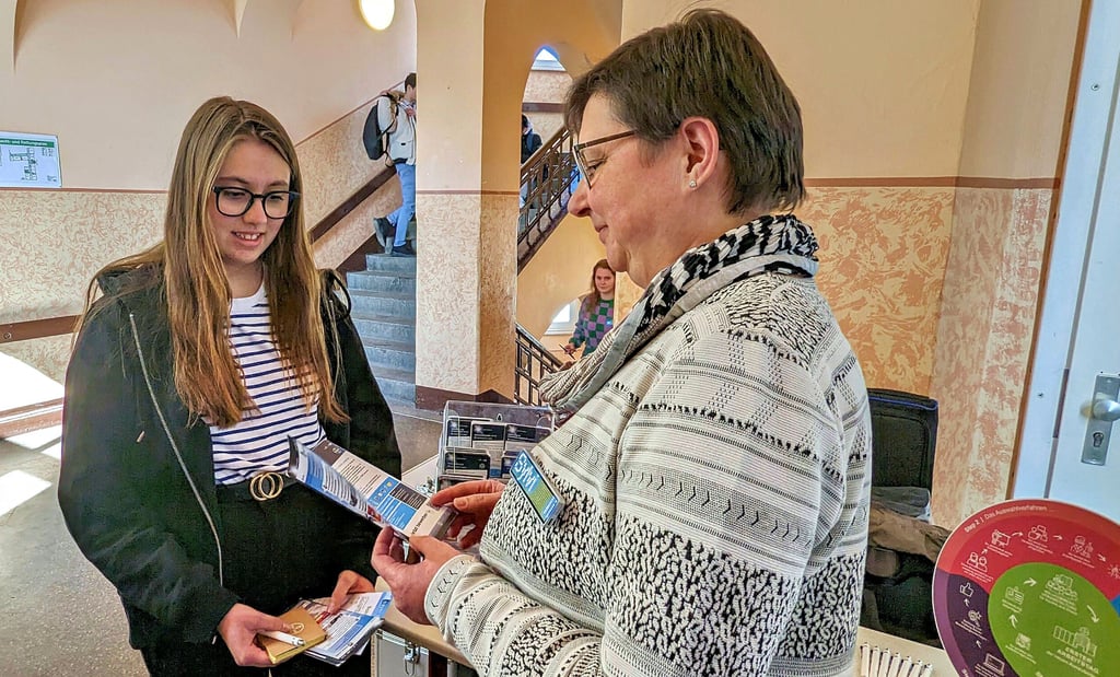 Die 15-jährige Julia Otto hat am Stand von Bayer gewiss nicht ihren letzten Flyer an diesem Tag mitgenommen.