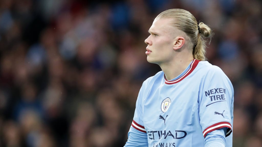 Dem Rekordmann droht eine Strafe: Erling Haaland war im Straßenverkehr nicht wachsam.