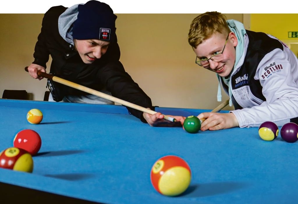 Adrian Schwerin (15, rechts) und Maximilian Paucke (17) gehören zu den wenigen Stammgästen im Klötzer Jugendklub.