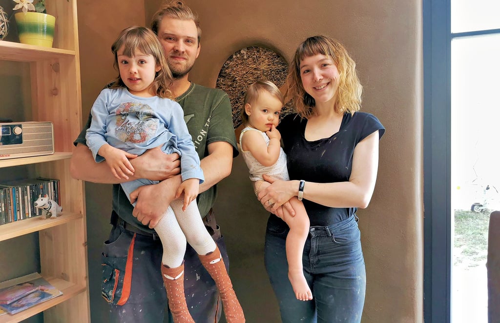 Johannes und Julia Voigt, hier mit ihren beiden Kindern Magarethe und Henrieke, haben sich in Schönhausen ein modernes Fachwerkhaus aus Holz, Stroh und Lehm errichtet. Im Januar konnten sie in ihr Niedrigenergiehaus einziehen.