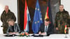 Verteidigungsminister Boris Pistorius und seine niederländische Amtskollegin Kajsa Ollongren unterzeichnen in Veitshöchheim die Kooperationsvereinbarung.