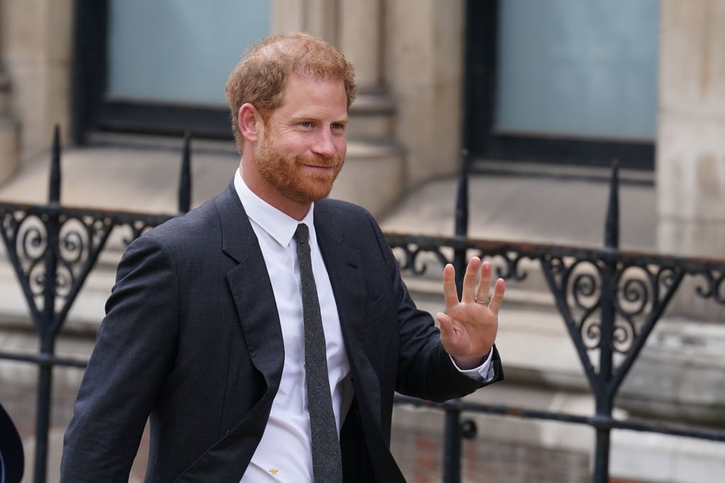 Prinz Harry, Herzog von Sussex, winkt bei seiner Ankunft vor einer Anhörung am Royal Courts Of Justice.