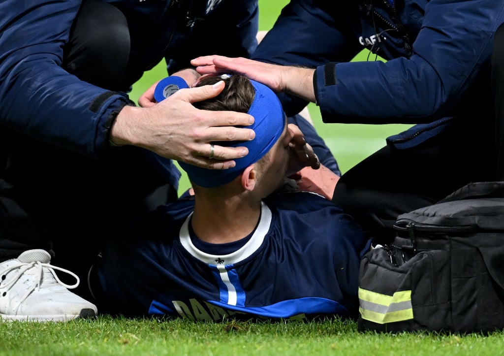 Kopfverletzung: Darmstadts Jannik Müller muss auf dem Platz behandelt werden.