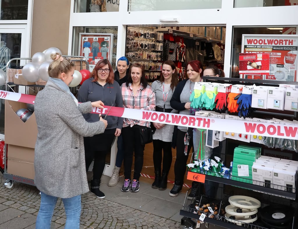 Mit einem Banddurchschnitt wurde am Donnerstag kurz vor neun Uhr die Sangerhäuser Woolworth-Filiale eröffnet. Die Mitarbeiter freuen sich auf viele Kunden, die die Innenstadt wieder beleben.