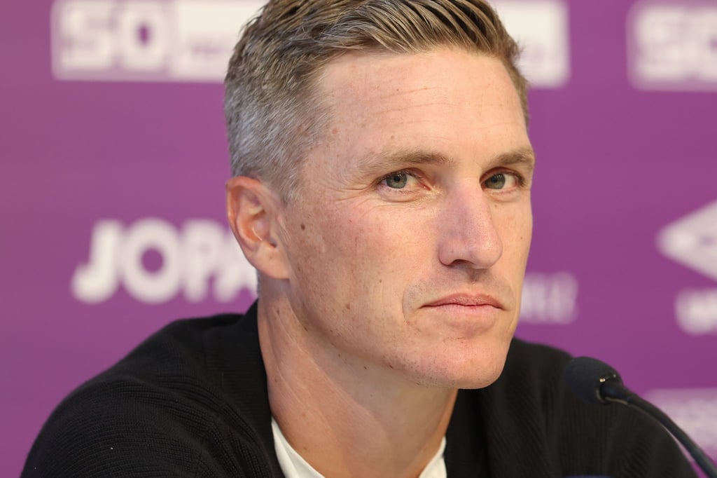 Osnabrücks Trainer Tobias Schweinsteiger auf einer Pressekonferenz.