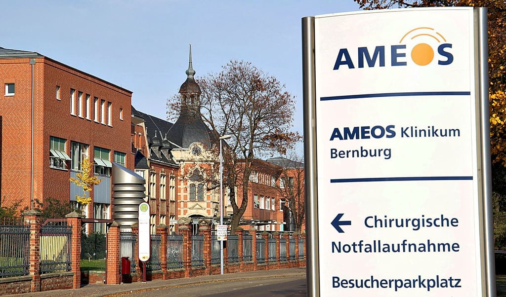 Der Verkauf der Salzland-Kliniken, hier das Bernburger Krankenhaus, beschäftigt weiter Gerichte.