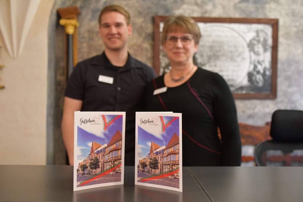 Heimat verschenken - in Gardelegen gibt es jetzt Stadtgutscheine von 59 Unternehmen und Geschäften. Erhältlich sind die in Checkkartenform in der Gardelegener Tourist-Information, hier präsentiert von Fabian Krüger und Monika Gille.