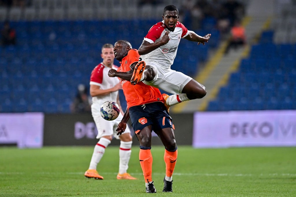 Wechselt zu Eintracht Frankfurt: Willian Pacho (r).