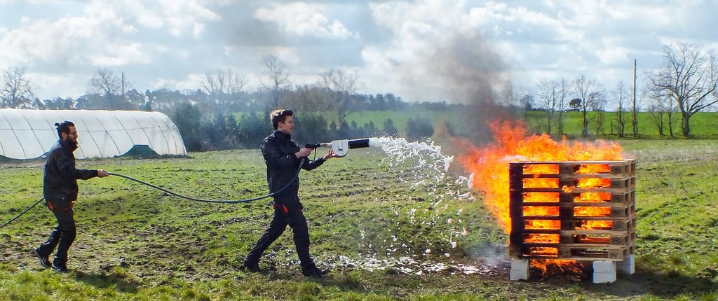 Brandbekämpfung mit der Schaumkanone, made in Möser: Videodreh des jungen Unternehmens Intelligent Firefighting Solutions auf einem Gelände in der Blumenstraße.
